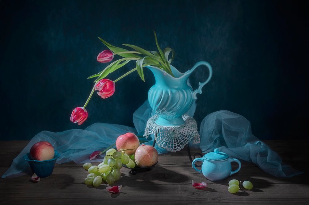 Tulipani eleganti e frutta da Lydia Jacobs