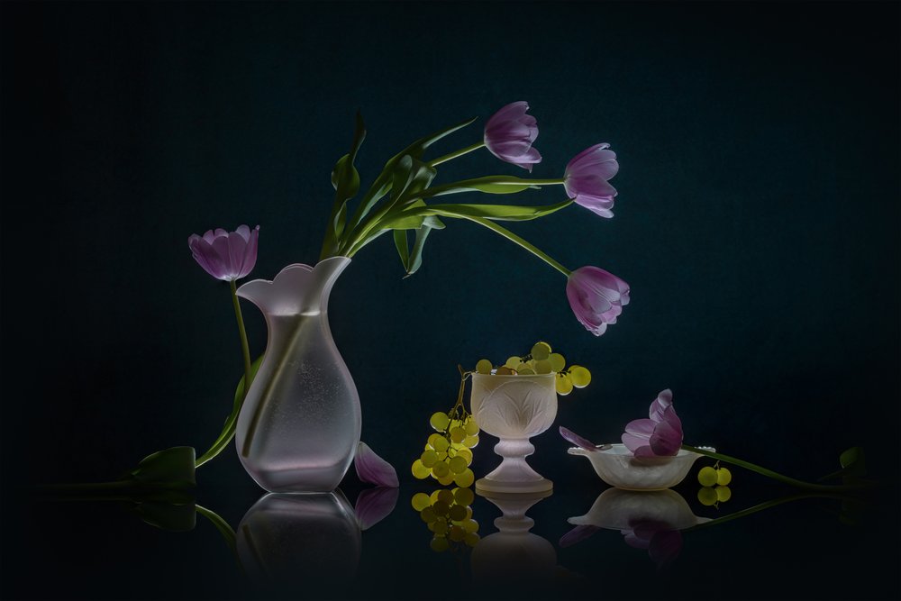 Tulipani e uva luminosi da Lydia Jacobs