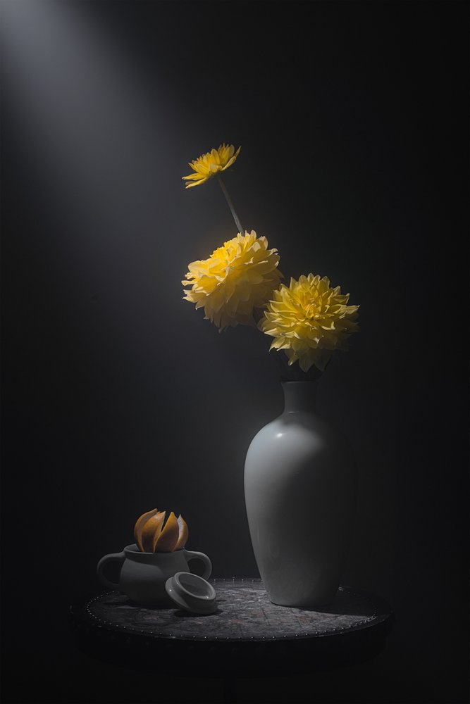 Natura morta con fiori dorati da Lydia Jacobs