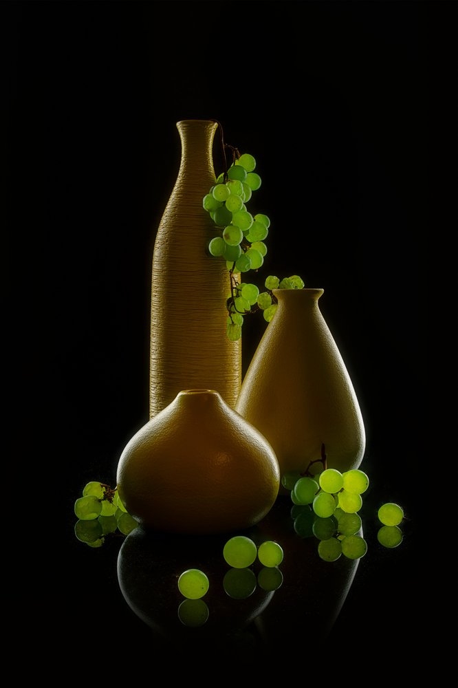 Vasi dorati e uva verde da Lydia Jacobs