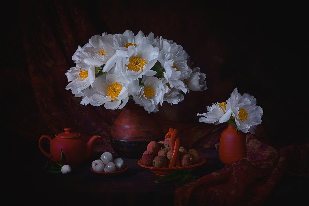 Peonie malinconiche e litchi da Lydia Jacobs