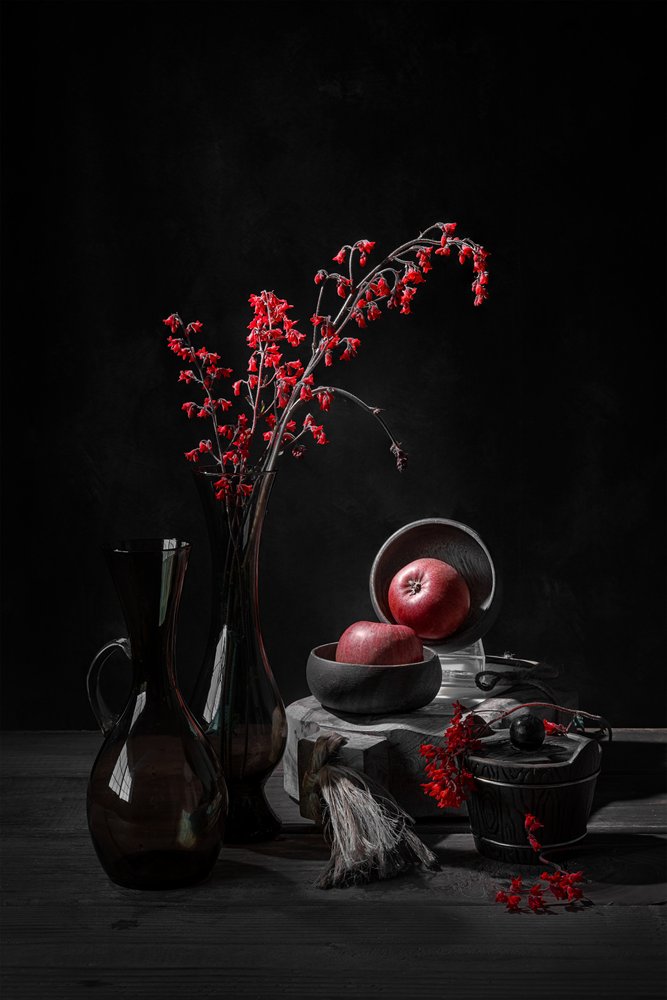 Natura morta in rosso malinconico da Lydia Jacobs