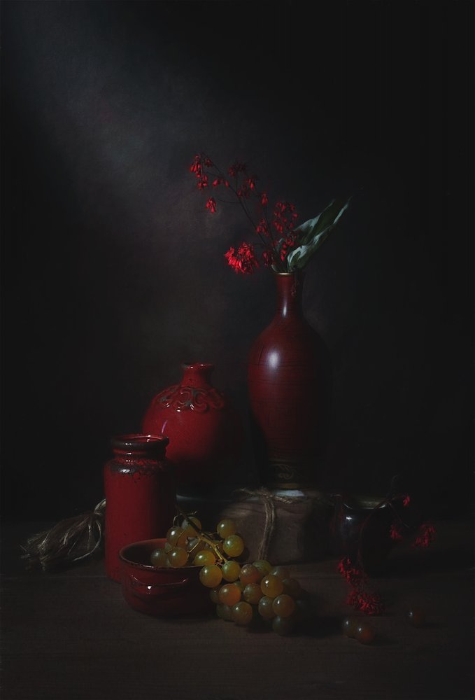 Natura morta in rosso malinconico da Lydia Jacobs