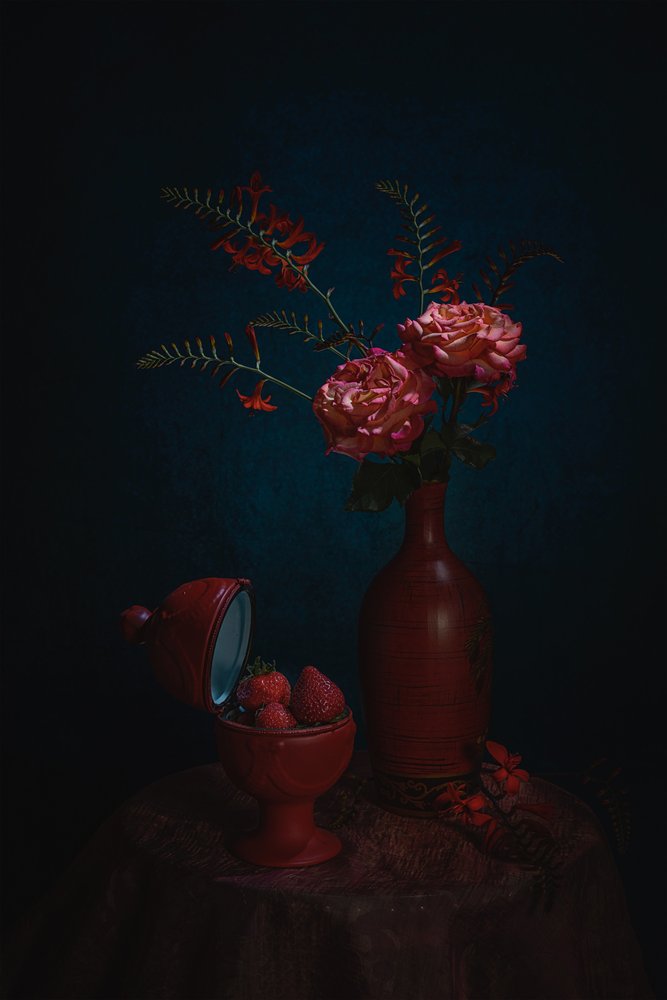 Natura morta in rosso malinconico da Lydia Jacobs