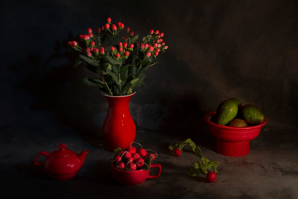 Natura morta in rosso malinconico da Lydia Jacobs