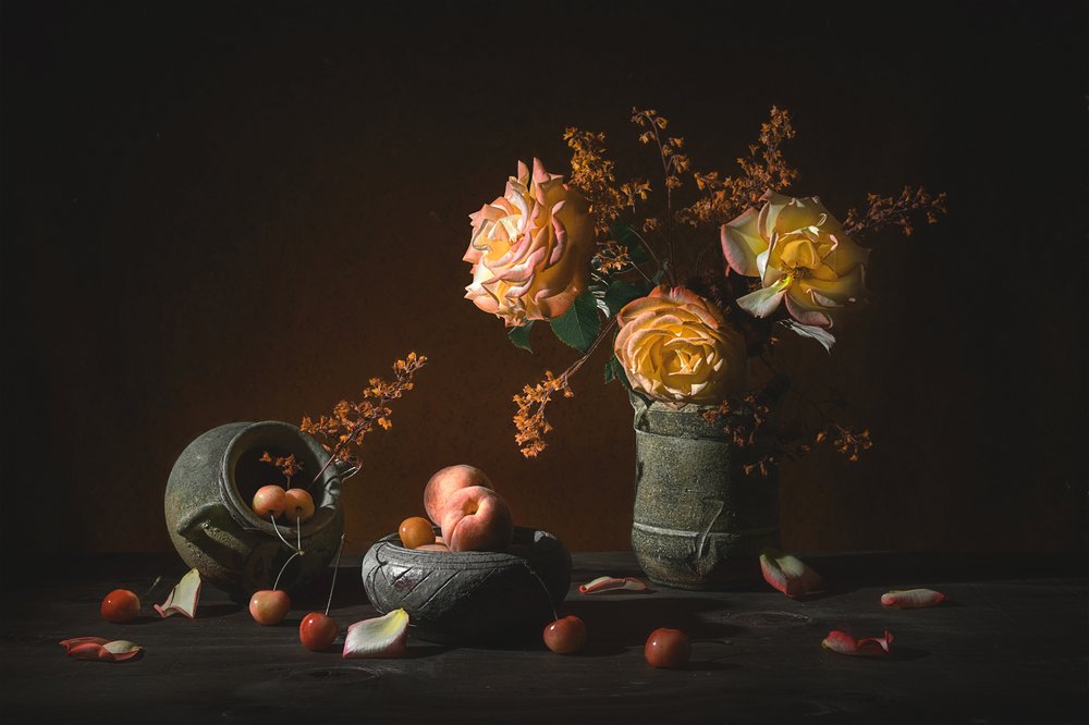 Rose malinconiche e frutta da Lydia Jacobs