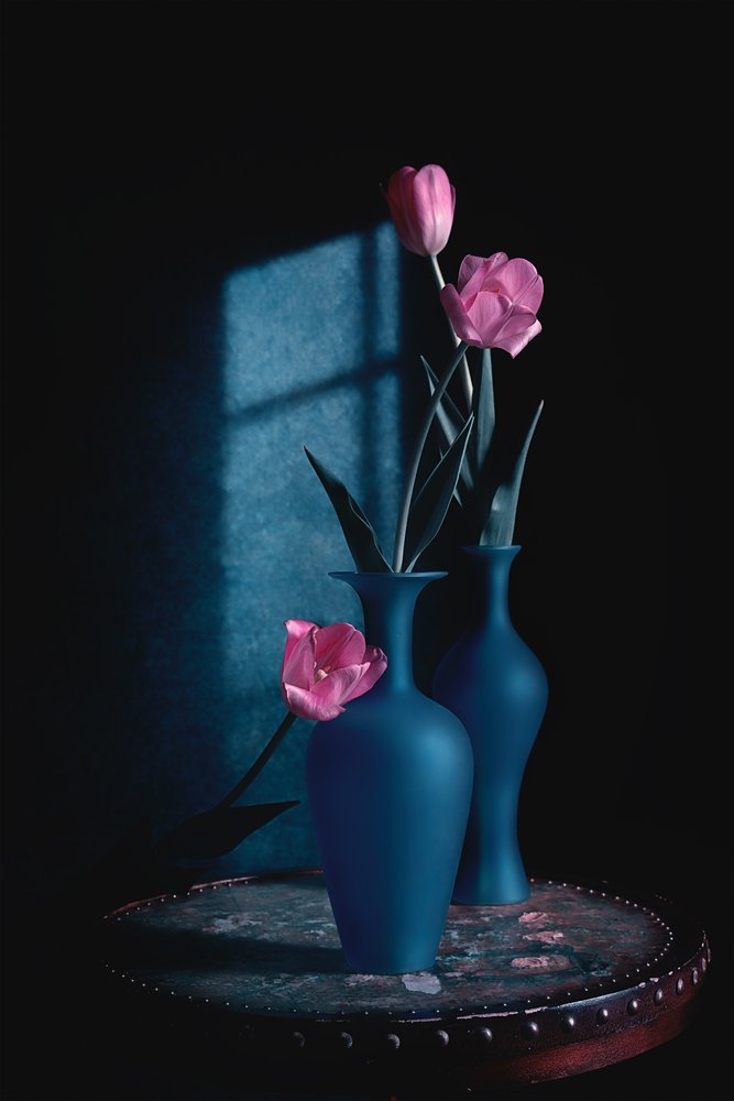 Tulipani rosa, vasi blu da Lydia Jacobs