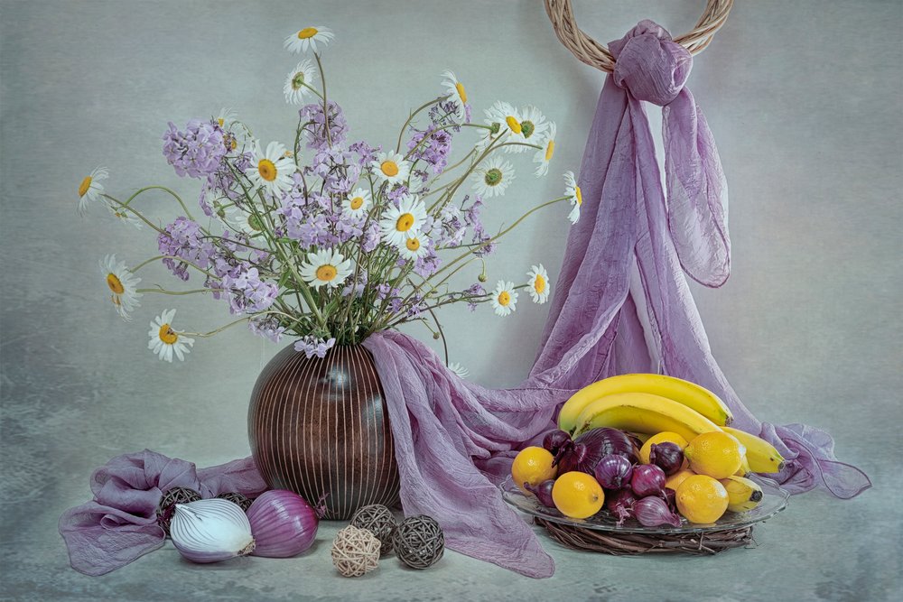 Natura morta floreale viola da Lydia Jacobs