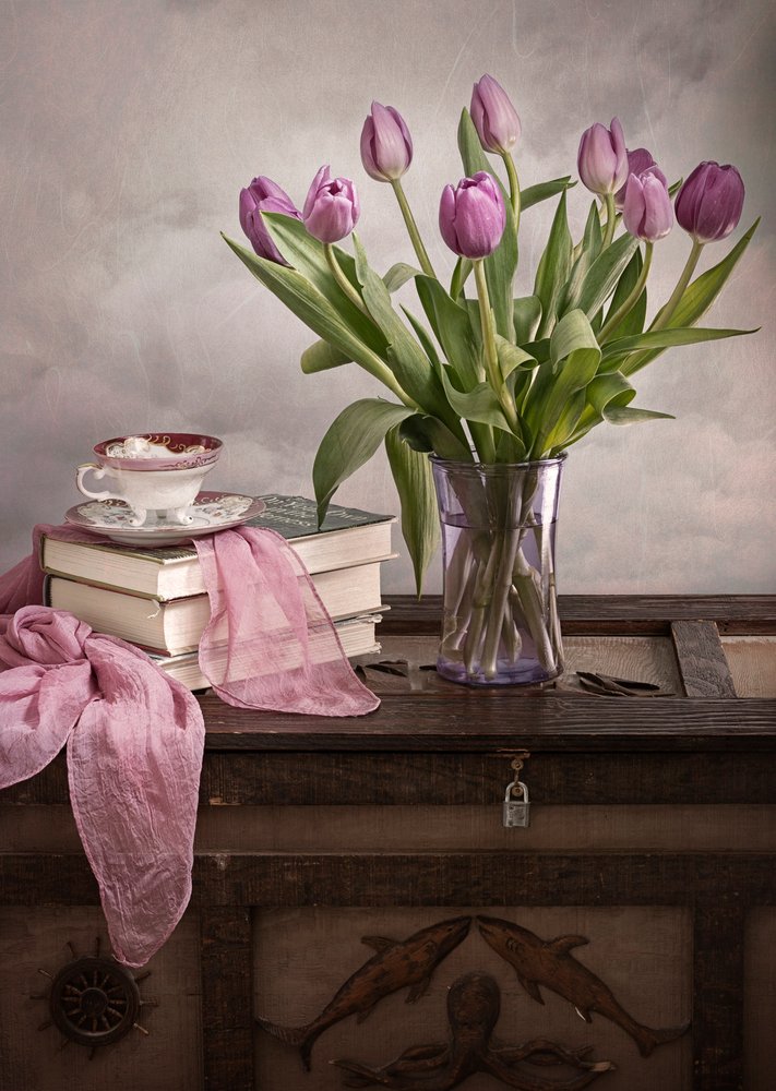 Tulipani viola e libri antichi da Lydia Jacobs
