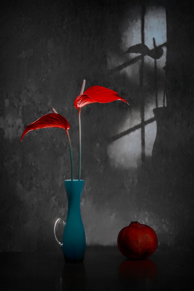 Anthurium rossi in vaso blu da Lydia Jacobs