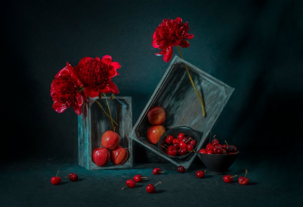 Peonie rosse e ciliegie da Lydia Jacobs