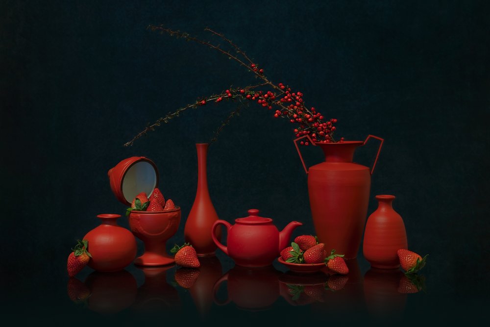 Natura morta in rosso vivido da Lydia Jacobs