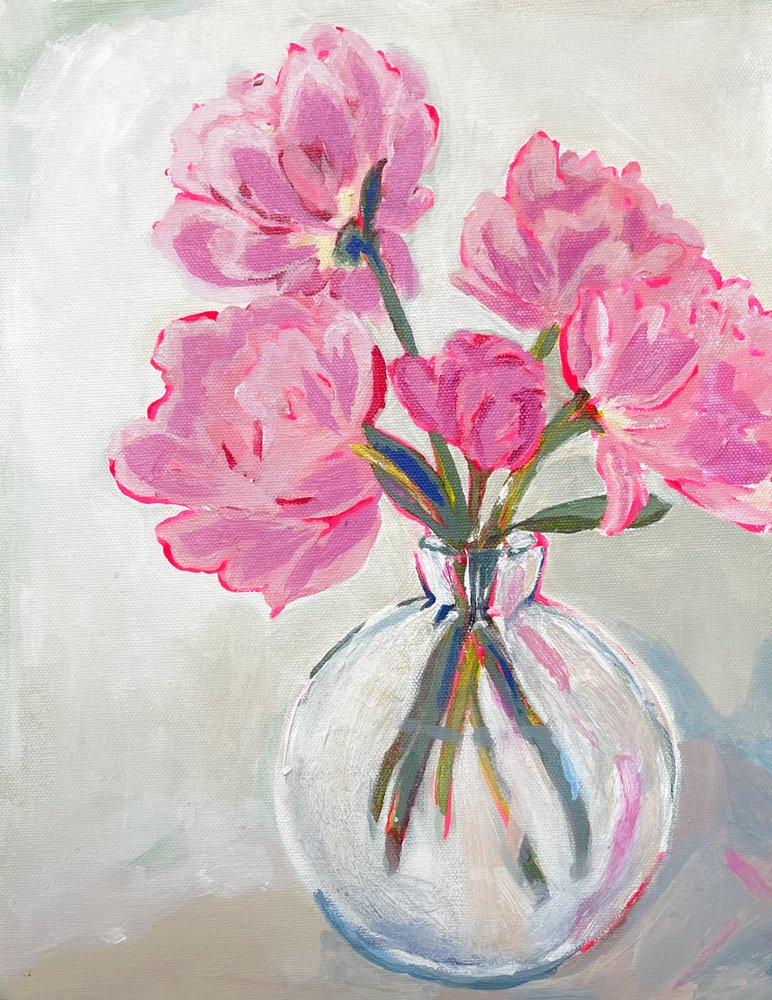 Vaso di vetro con fiori rosa da Madison Phipps