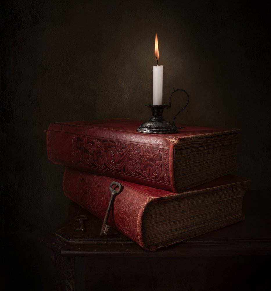 Libri e chiavi a lume di candela da Margareth Perfoncio
