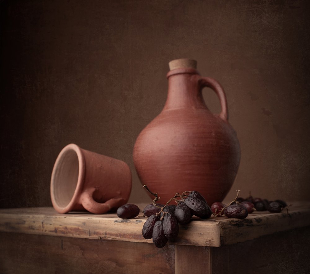 Brocca di terracotta e uva da Margareth Perfoncio