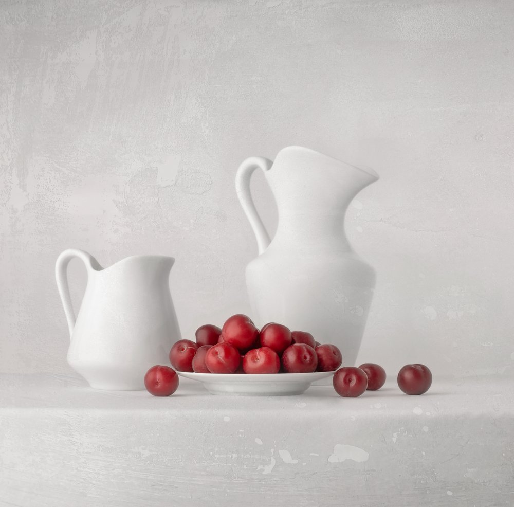 Prugne fresche e brocche da Margareth Perfoncio