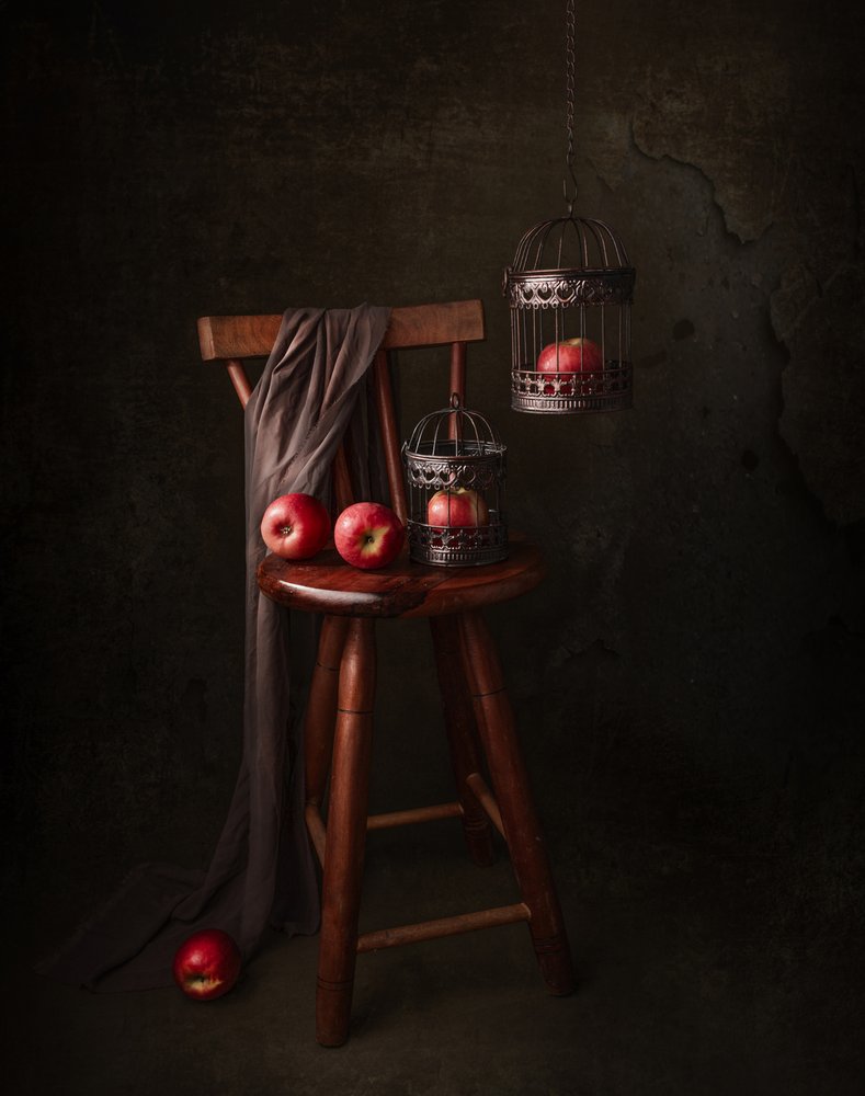 Mela rossa - Natura morta in tonalità scure da Margareth Perfoncio