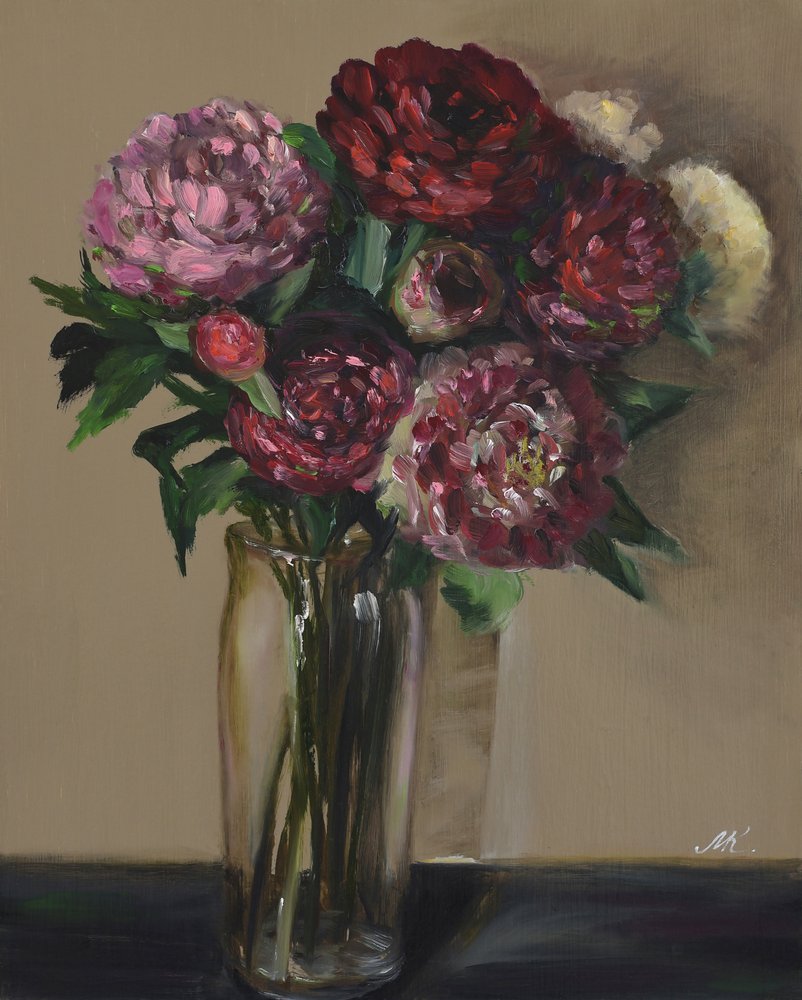 Peonie rosso scuro in vaso di vetro - Suggestivo dipinto floreale a olio da Marina Kozyr