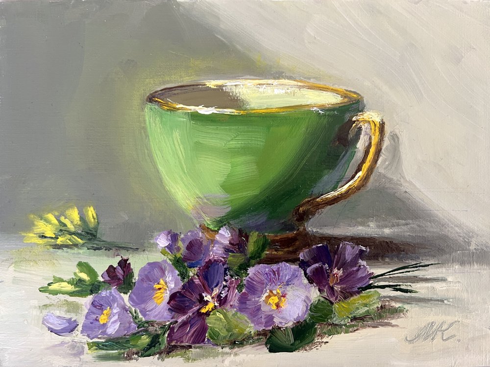 Viole del pensiero in tazza da tè verde da Marina Kozyr
