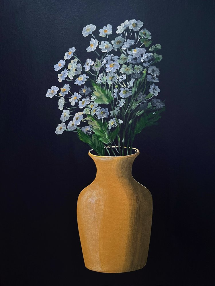 Fiori bianchi in vaso dorato da Marina Kozyr
