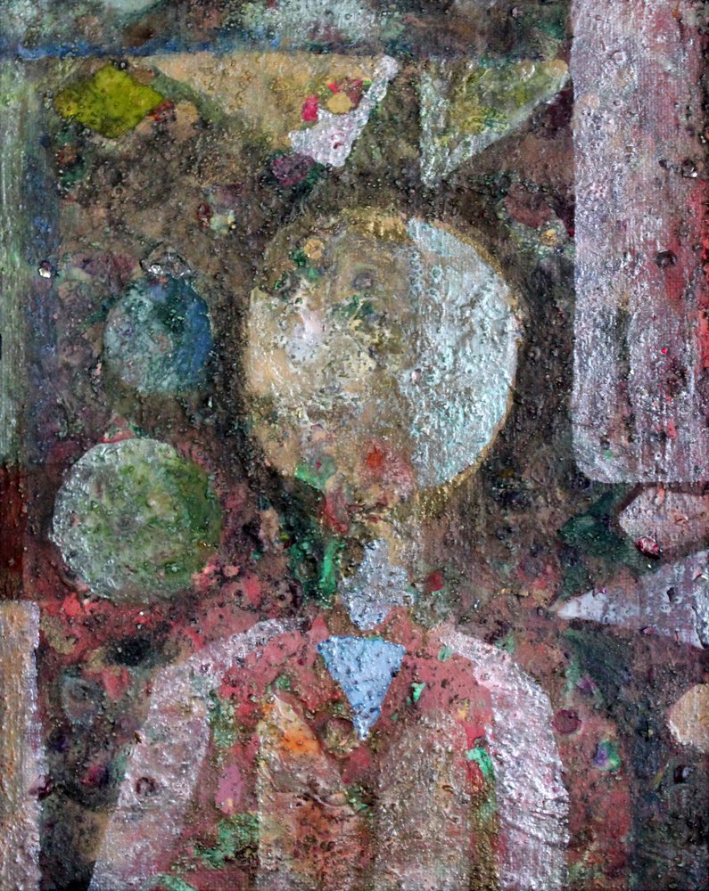 Figura astratta e terrosa da Marina Nelson