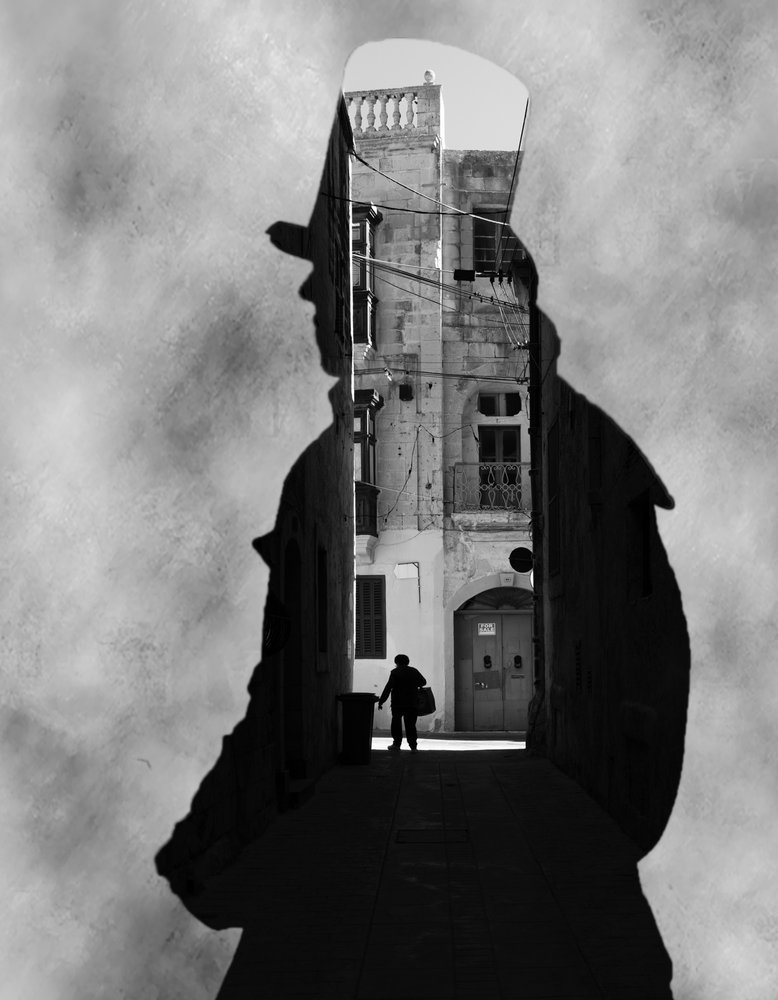 Silhouette di un uomo in un vicolo da Martin Agius