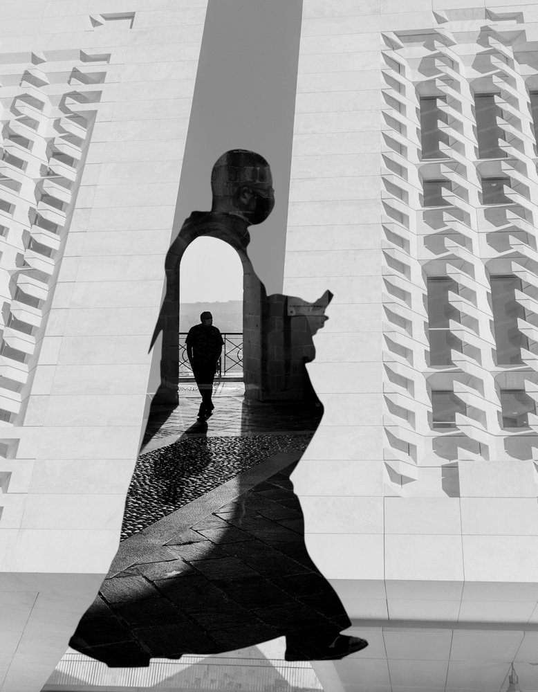 Silhouette di un monaco moderno da Martin Agius