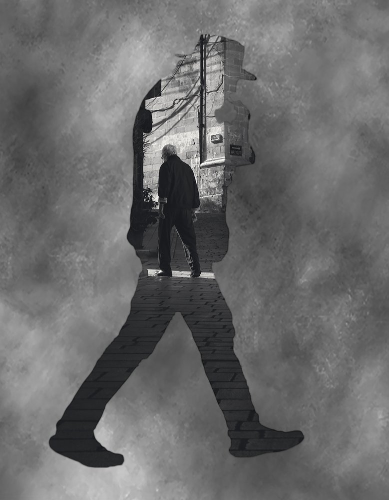 Silhouette di un vecchio che cammina da Martin Agius