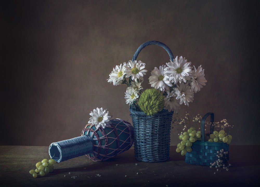 Fiori bianchi e uva da May G