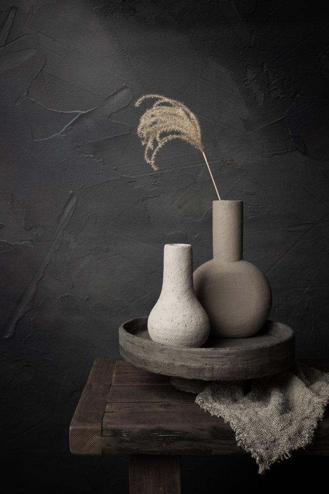 Natura morta minimalista in ceramica da Mayra Pama