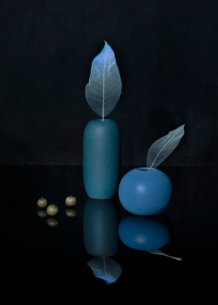 Elegante natura morta blu da Ming Chen