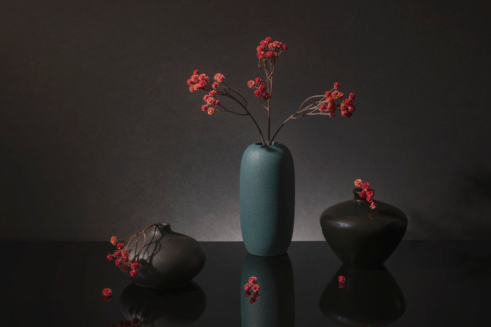 Elegante natura morta con bacche rosse da Ming Chen