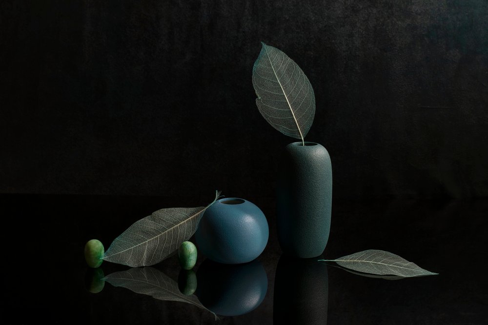 Elegante natura morta con vasi blu da Ming Chen