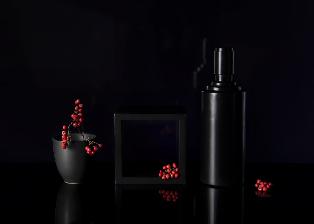 Natura morta con bacche rosse scure da Ming Chen