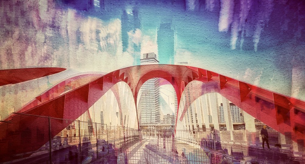 Riflessi vivaci sul ponte della città da Molly Fu APA