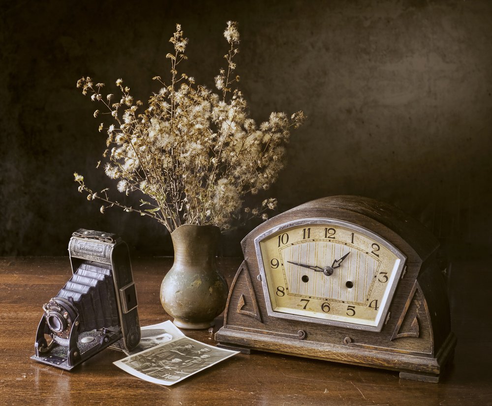 Orologio con macchina fotografica in stile retrò da Noam Mymon