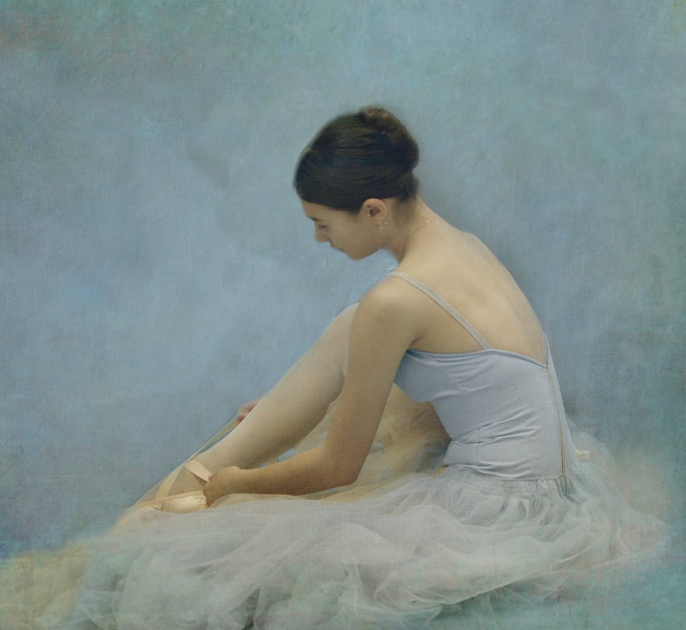 Ballerina che allaccia le scarpe da punta da Rachel Pansky
