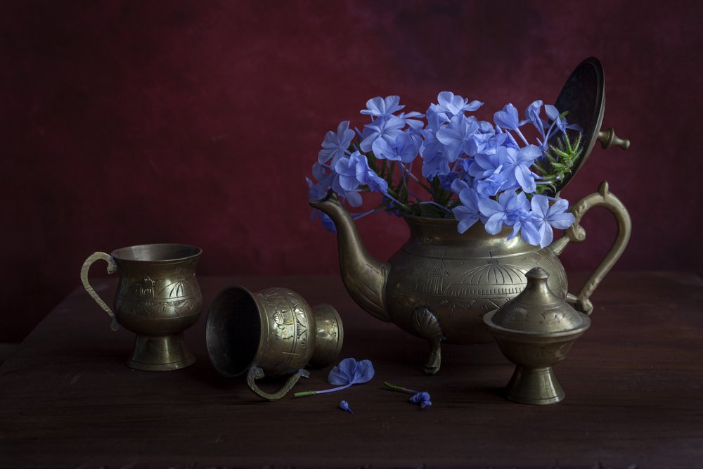 Fiori blu in ottone anticato da Ramiz Sahin