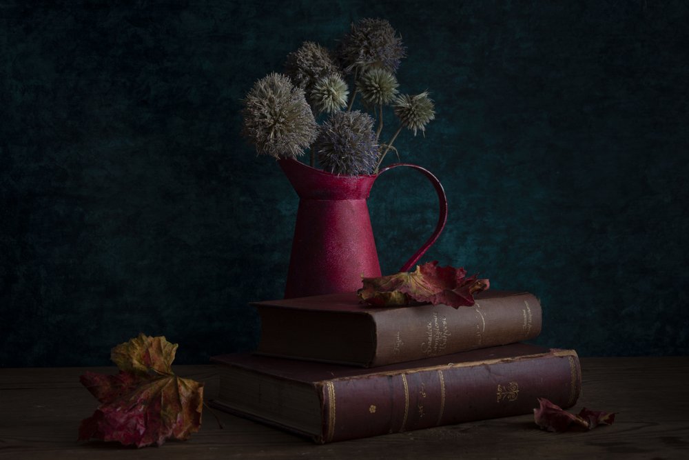 Libri autunnali e brocca da Ramiz Sahin