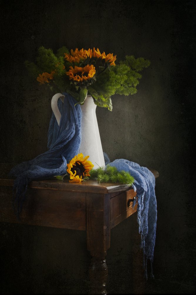 Natura morta con girasole malinconico da Ramiz Sahin