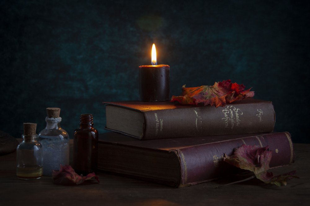 Libri mistici a lume di candela da Ramiz Sahin