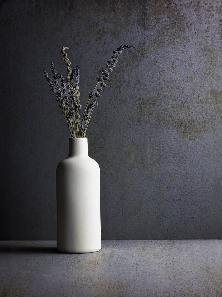 Natura morta minimalista alla lavanda da Rob Ryan