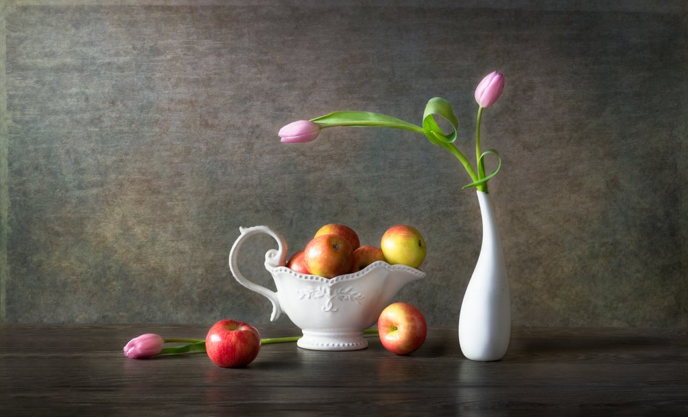 Mele e tulipani eleganti da Rong Wei