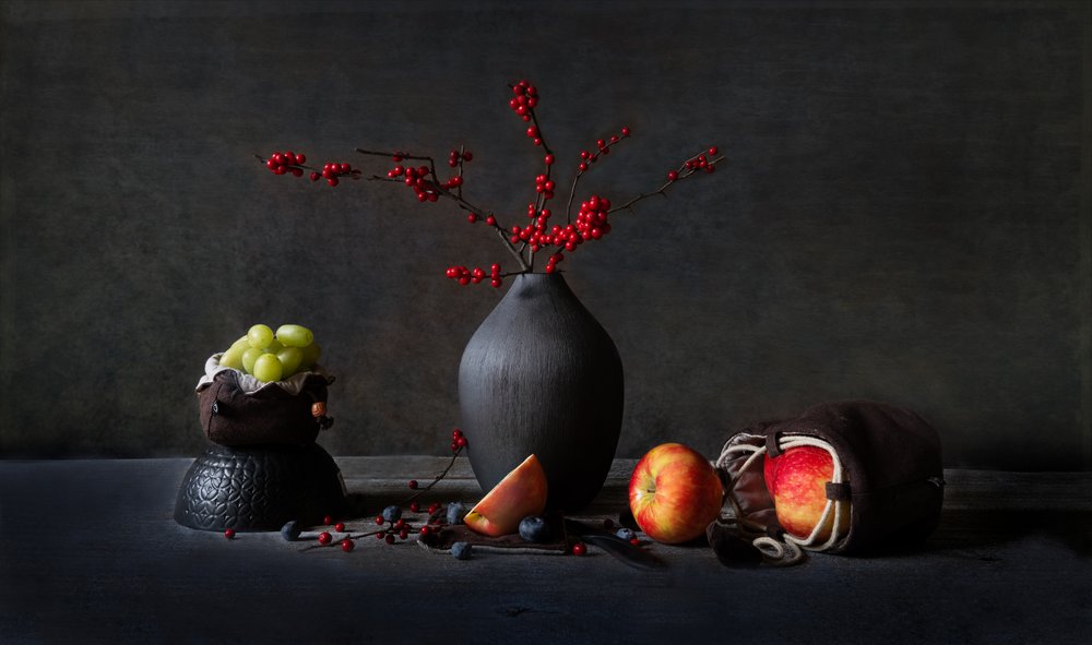 Natura morta con frutta dall’atmosfera malinconica da Rong Wei