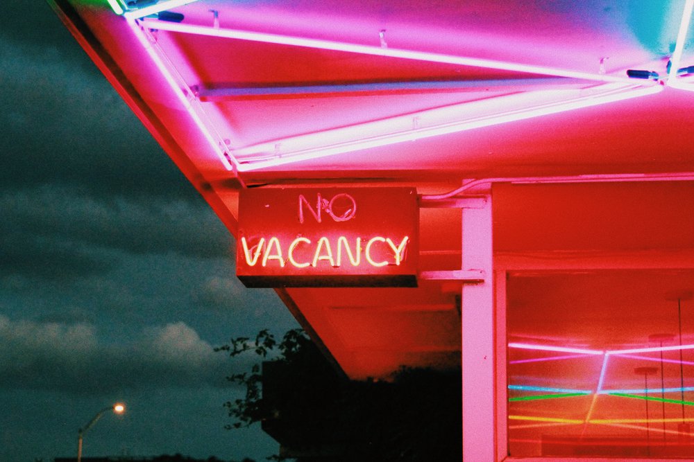 Notte al "No Vacancy" con insegne al neon da Samantha Hearn