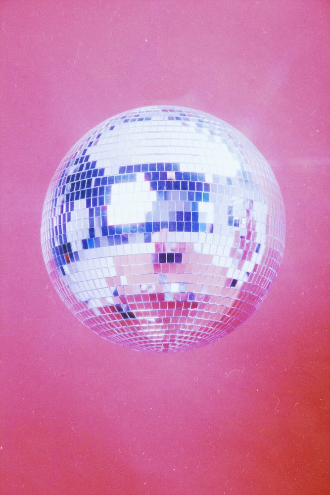 Sfera da discoteca rosa da Samantha Hearn