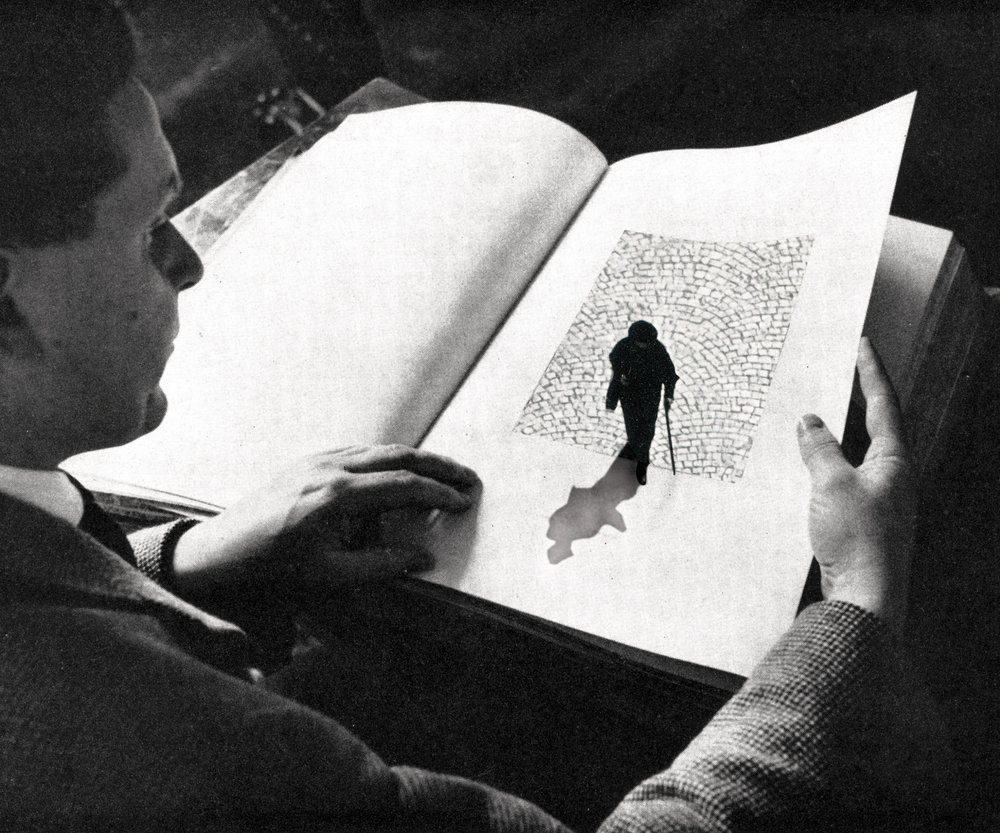 Un uomo legge "Lone Journey" da Sammy Slabbinck