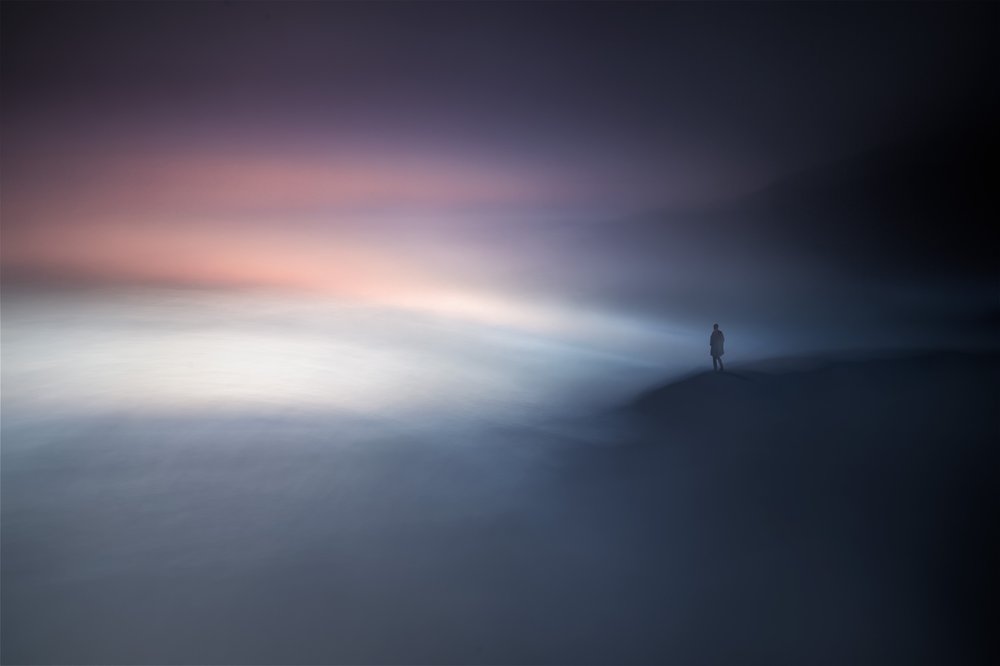 Figura solitaria nella nebbia da Santiago Pascual Buye