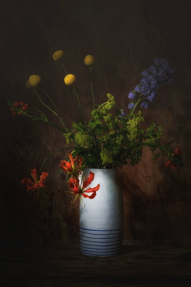 Elegante natura morta floreale da Saskia Dingemans