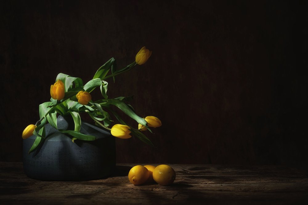 Natura morta con tulipani gialli in tonalità tenui da Saskia Dingemans
